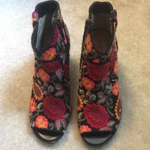 Flower Embroidered peep toe heels